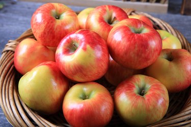 What are the advantages and disadvantages of an inexperienced apple?